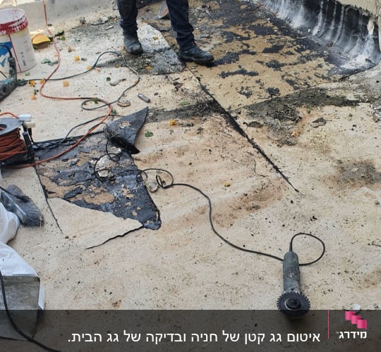 אדם עובד על איטום גג עם כלים וחומרים